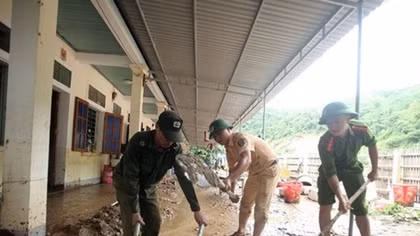 Lực lượng Công an nỗ lực giúp dân ổn định cuộc sống sau lũ