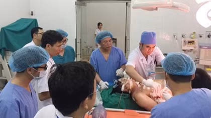Bị nhắc nhở, người nhà bệnh nhân đâm bảo vệ trọng thương