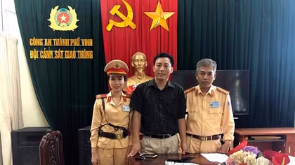 Nhặt được ví tiền có 30 triệu đồng, CSGT trả lại người đánh rơi