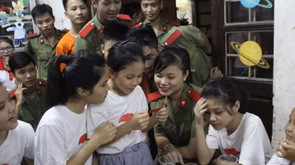 Tuổi trẻ Học viện An ninh tổ chức phá cỗ cho trẻ em mồ côi Hà Cầu