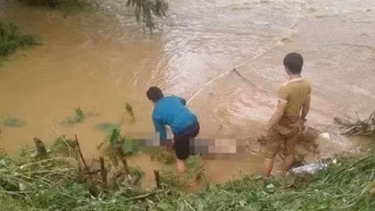 Lái xe qua đập tràn bị lũ cuốn trôi, 4 người trong một gia đình tử vong