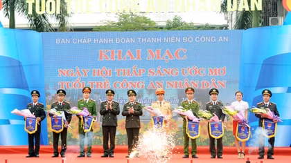 Khai mạc Ngày hội “Thắp sáng ước mơ tuổi trẻ CAND”