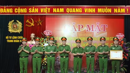 Cảnh sát bảo vệ mục tiêu đón nhận Bằng khen của Thủ tướng Chính phủ