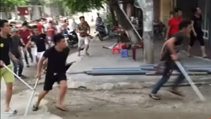 Côn đồ dùng dao xông vào nhà đòi nợ, 2 người thương vong
