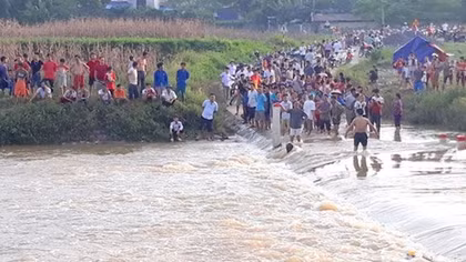 Cụ bà 87 tuổi bị lũ cuốn trôi khi đi xe máy qua đập tràn