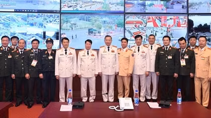 Bộ trưởng Tô Lâm kiểm tra công tác ứng trực bảo vệ giữa giờ giải lao Đại hội Đảng