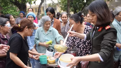 Cục Tổ chức cán bộ phát cháo từ thiện, sẻ chia khó khăn với người bệnh