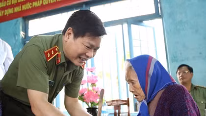 Tổng cục Chính trị CAND thăm, tặng quà nhân dân các tỉnh thiệt hại do mưa lũ
