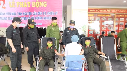 Gần 1.000 CBCS, học viên Trung tâm Huấn luyện và bồi dưỡng nghiệp vụ 1 hiến máu