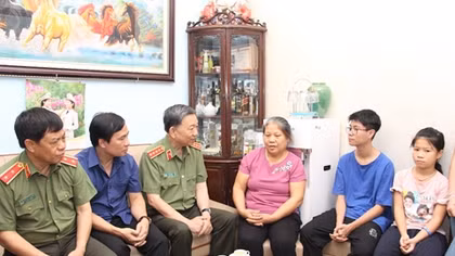 Bộ trưởng Tô Lâm thăm, tặng quà các gia đình chính sách tại Hà Nội