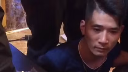 Mẹ bị bắt vì buôn ma túy, con xách 2 bánh heroin đi bán 