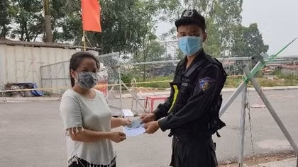 "Nhìn các anh Công an kiểm chốt ngoài trời ngày nắng ngày mưa, nước mắt em rơi..."