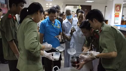 Học viện Chính trị CAND mang “nồi cháo tình thương” vào bệnh viện