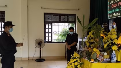 Xúc động bàn thờ vọng chịu tang cha ở nơi tâm dịch 