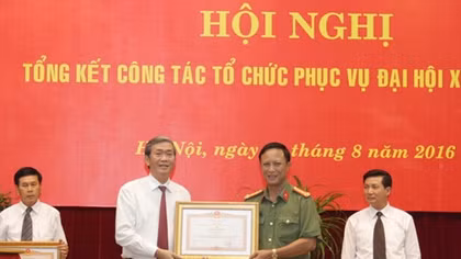 Khen thưởng 46 tập thể và 110 cá nhân phục vụ Đại hội Đảng lần thứ XII