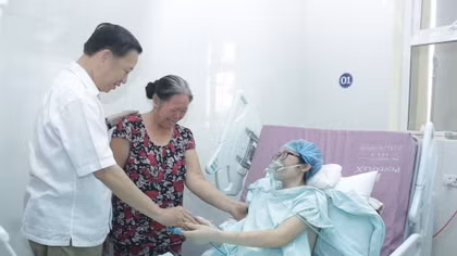 Bộ trưởng Tô Lâm thăm hỏi, động viên nữ chiến sỹ từ chối điều trị ung thư để cứu con