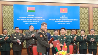 Bộ trưởng Ngô Xuân Lịch đón, hội đàm với Bộ trưởng Bộ Quốc phòng Belarus