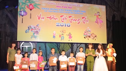 Công an quận Đống Đa tổ chức vui đón Tết Trung thu