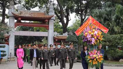 Dâng hương tưởng niệm Chủ tịch Hồ Chí Minh