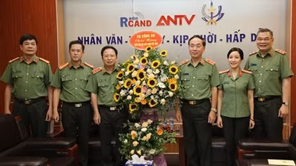 Thứ trưởng Trần Quốc Tỏ thăm, chúc mừng Cục Truyền thông CAND nhân dịp 21/6