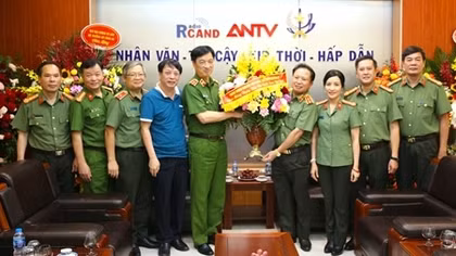 Thứ trưởng Nguyễn Duy Ngọc chúc mừng Cục Truyền thông CAND nhân dịp 21/6