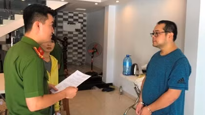 Thuê gái trẻ đóng “phim sex”, 5 người Trung Quốc bị bắt cùng phiên dịch