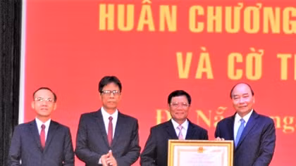 Học viện Chính trị khu vực III nhận Huân chương Lao động hạng Nhất