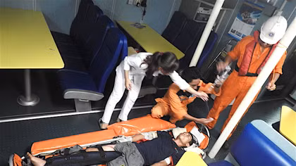 Ngã vào tời lưới, một ngư dân gãy chân và 2 tay