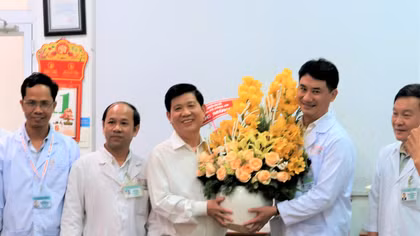 Thứ trưởng Bộ Công an Nguyễn Văn Sơn biểu dương ê kip y bác sỹ nỗ lực cứu người