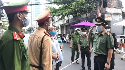Đội nắng đảm bảo ANTT tại các chốt phong tỏa ở Đà Nẵng