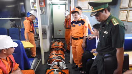 SAR 412 "đạp" sóng biển Đông, cứu 2 thuyền viên bị nạn 