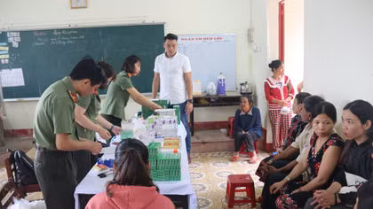 Bệnh viện 199 khám và cấp phát thuốc cho người dân Hòa Phú