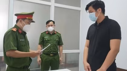 Bắt giam nhân viên ngân hàng chiếm đoạt tiền của khách