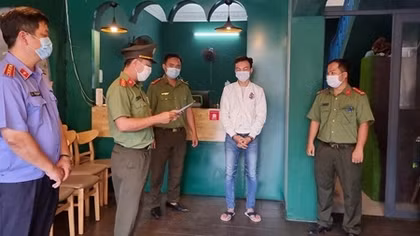 Lập hàng loạt doanh nghiệp đưa "chuyên gia" nhập cảnh trái phép