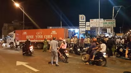Nữ sinh lớp 9 container cuốn vào gầm kéo lê 30m