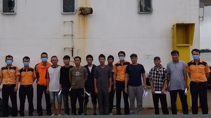 Cứu 11 người rơi xuống biển do tàu hàng va vào đá ngầm