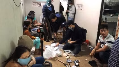 Phá ổ cờ bạc bầu cua, xóc đĩa trong ngôi nhà khóa cửa 2 lớp