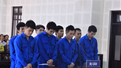 Ẩu đả sau cuộc nhậu tiễn bạn, 8 thanh niên lãnh án tù