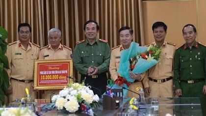 Khen thưởng chốt CSGT phát hiện người nước ngoài nhập cảnh trái phép