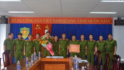 Khen thưởng lực lượng Công an khám phá vụ lừa đảo qua mạng
