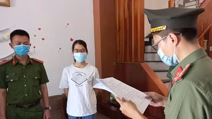 Hướng dẫn viên bị bắt vì giúp nhập cảnh trái phép