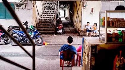 Những nỗi niềm cất dưới mái tạm cư