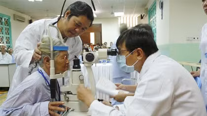 Khám, cấp thuốc và miễn giảm phí cho đối tượng chính sách