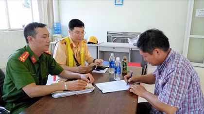 Test nhanh ma túy các tài xế lái xe qua Trạm thu phí Thân Cửu Nghĩa