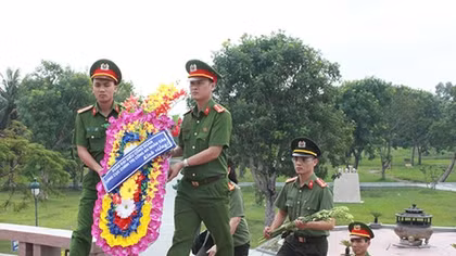 Công đoàn Tổng cục Chính trị CAND về nguồn tại Quảng Bình, Quảng Trị