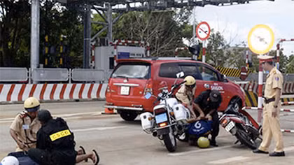 Chở bạn gái tông xe gãy chân Cảnh sát cơ động