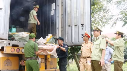 Hơn 5 tấn nầm lợn bị thu giữ khi trên đường vào Nam