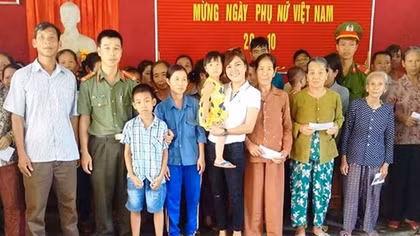 Báo CAND và Công ty Duy Lợi: Trao quà cho người dân vùng lũ quét đi qua