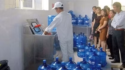 Xử phạt 16 cơ sở sản xuất nước đóng chai, nước đá dùng liền