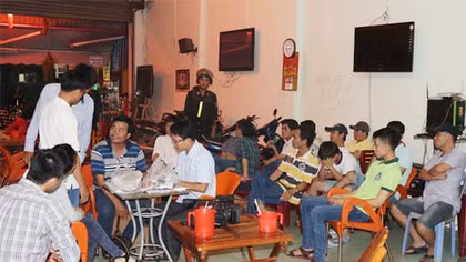 Bắt quả tang 23 con bạc đang cá độ bóng đá